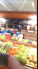 Un cheval mange des pommes à Super U