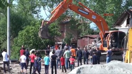 Kocaeli Kanalın İçinde Toprağa Gömüldü