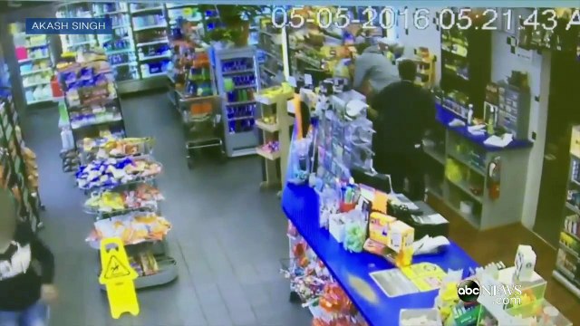 Braqueur VS caissière pas commode. Bim! A coup d'extincteur