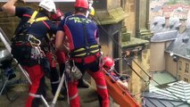Les pompiers du GRIMP de Moselle font un exercice spectaculaire à la cathédrale de Metz.