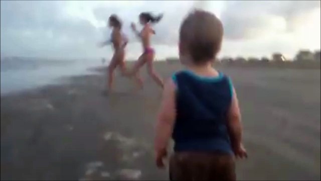 Si jeune et déjà bien obsédé par les filles! Trop mignon