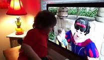Menino de dois anos com autismo com Branca de Neve