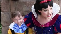 Jack de 2 anos de idade com Branca de Neve no Walt Disney World
