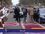 في خطوة جريئة جداً ومفاجأة للجميع شاهد ماذا فعل ولي العهد المغربي حين حاول رجل تقبيل يده