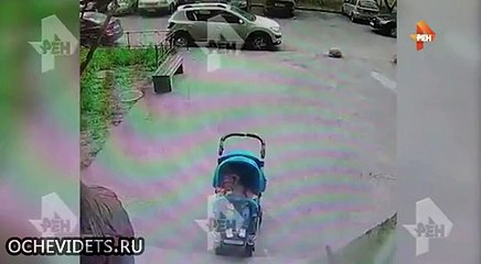 Rusya'da bir annenin başına beton parçası düştü, çocuğu son anda kurtuldu