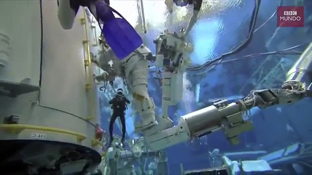 ¿Por qué flotan los astronautas en