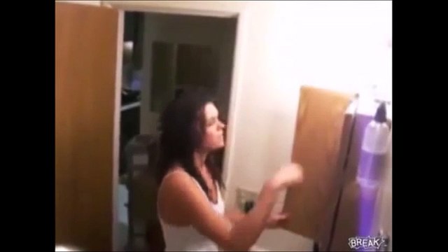 RIPRENDE LA SUA RAGAZZA CON UNA TELECAMERA NASCOSTA DOPO LA DOCCIA...