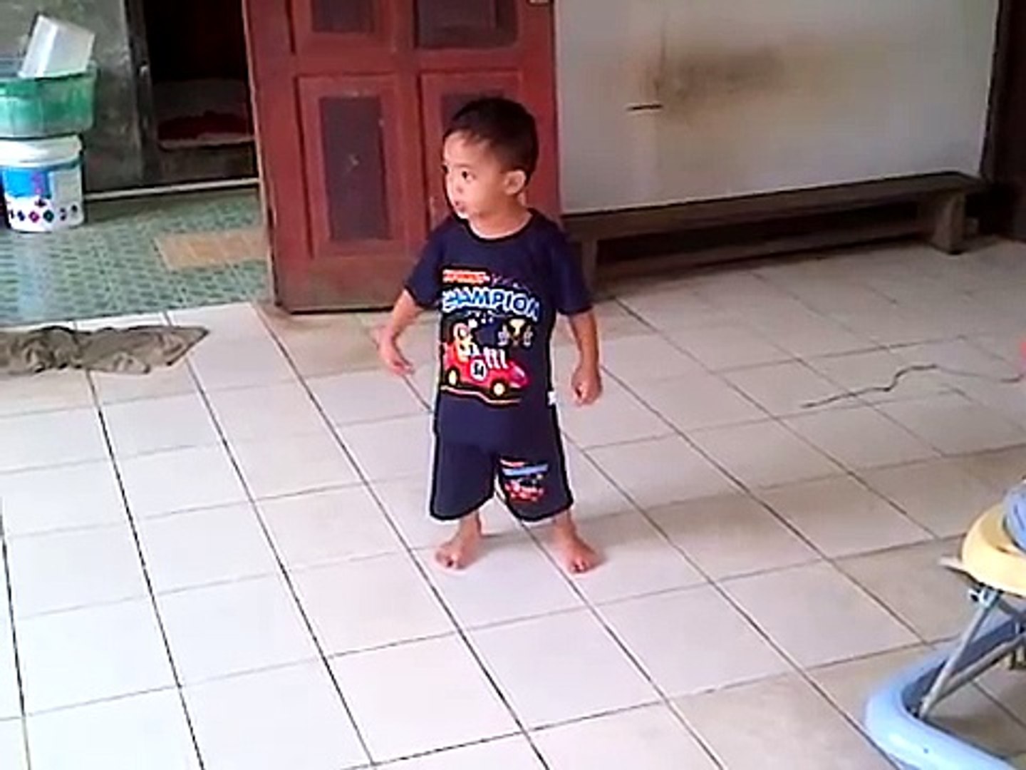 Video Lucu Anak Kecil Kerasukan Marah Marah Dan Salto Karena Kupu Kupunya Mati Youtube Video Dailymotion