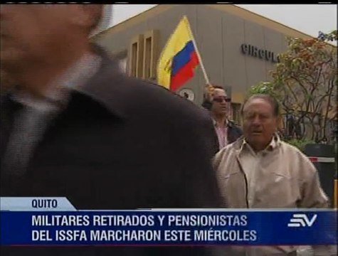 Militares retirados y pensionistas del Issfa marcharon este miércoles