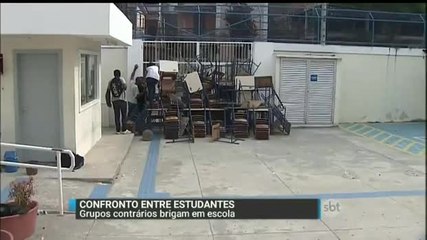 Скачать видео: Estudantes entram em confronto com grupo de alunos que ocupa escola no Rio