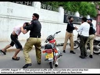 Dekhy In Tharki Pakistani Police Nay Lerkio k sath kia kuch ni kia