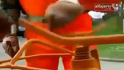 طريقة مبتكرة لمعالجة الحفر والبالوعات في الشارع