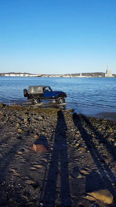 Ce conducteur défonce sa Jeep en conduistant dans l'eau... Fail 4x4