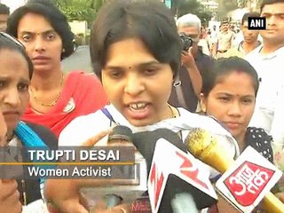 Trupti Desai enters Haji Ali Dargah