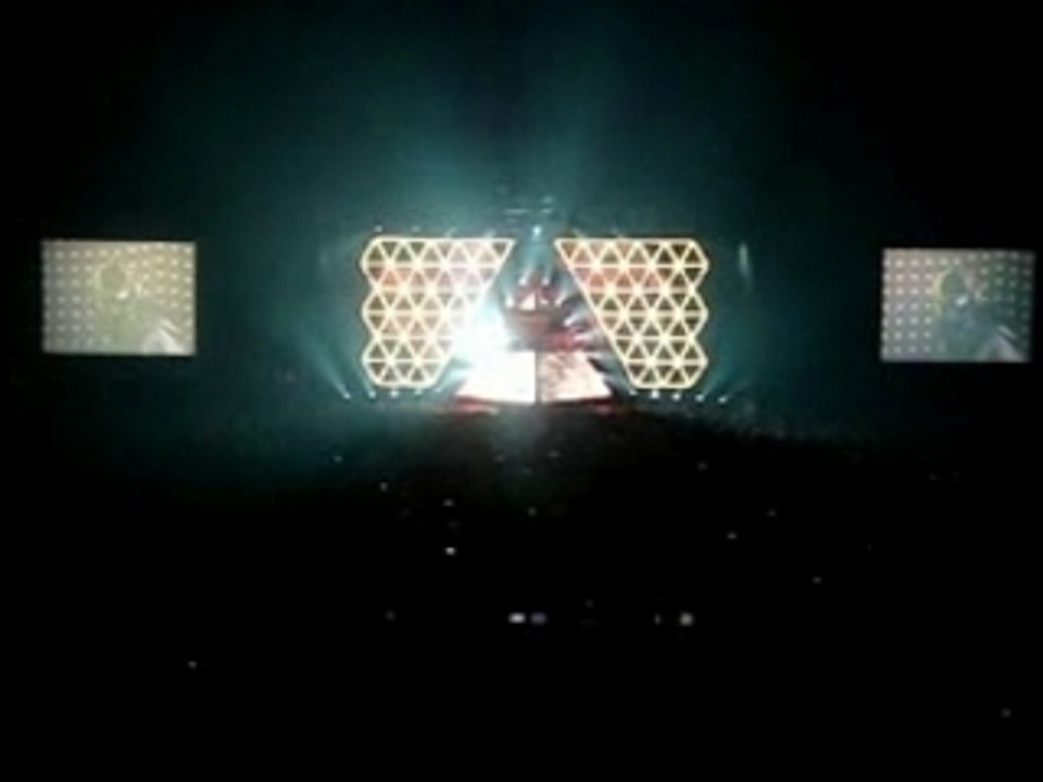 Daft Punk LIVE- superheroes(son haute qualité) bercy