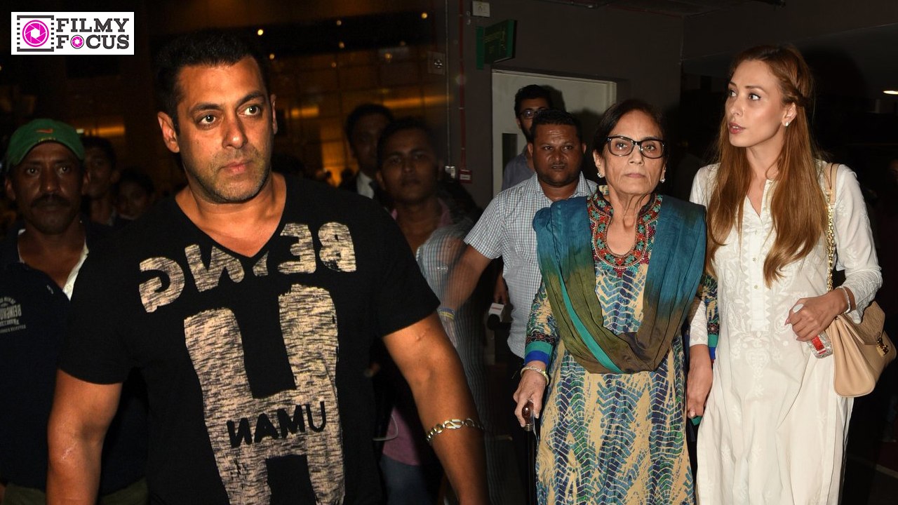 Salman spotted with His Mother And Girlfriend - Filmyfocus.com