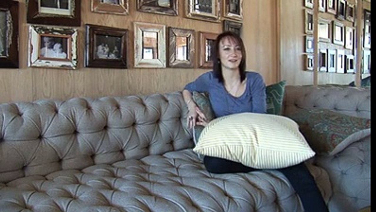 Des inconnus attachent son père à un arbre, puis ce qu'ils lui font à elle, c'est indescriptible...