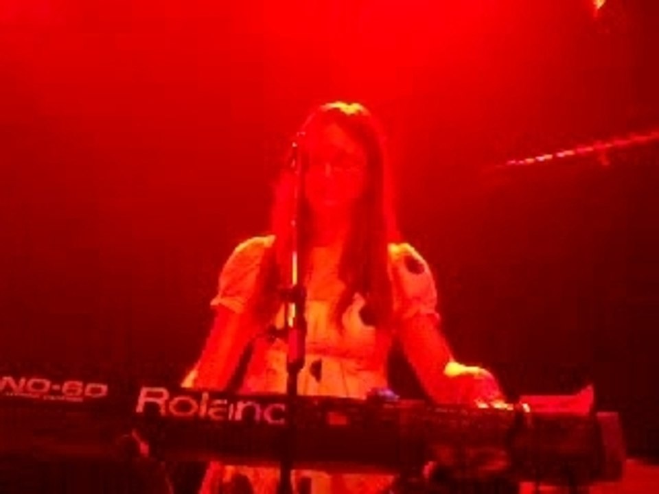 Au Revoir Simone @ Paris (Trabendo) Hurricanes 1/3