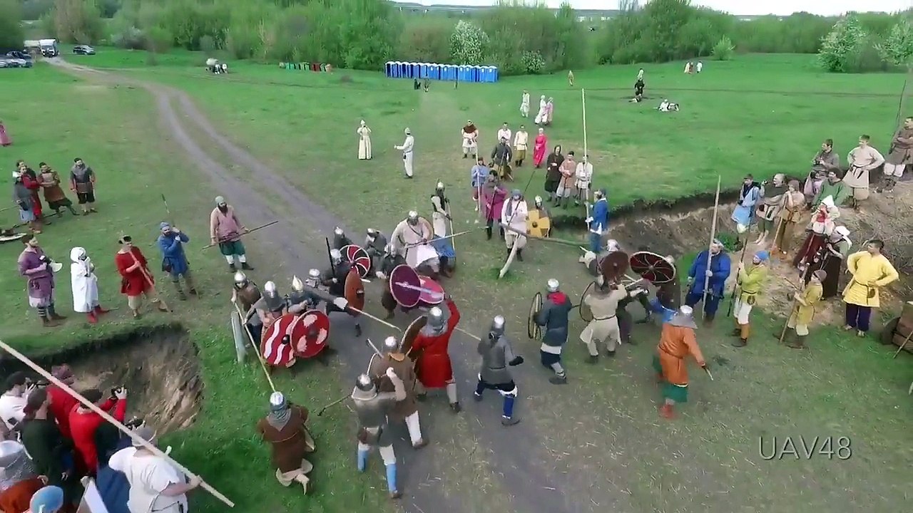 Un Drone abattu par la lance d'un homme en armure lors d'un festival médiéval en Russie