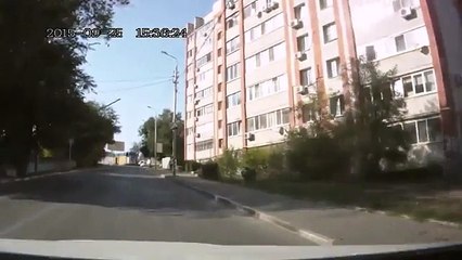 Camion plein de farine percute un batiment