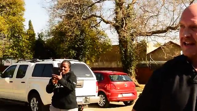 Non si vedono da due anni. Ecco la reazione del cane quando lo vede....