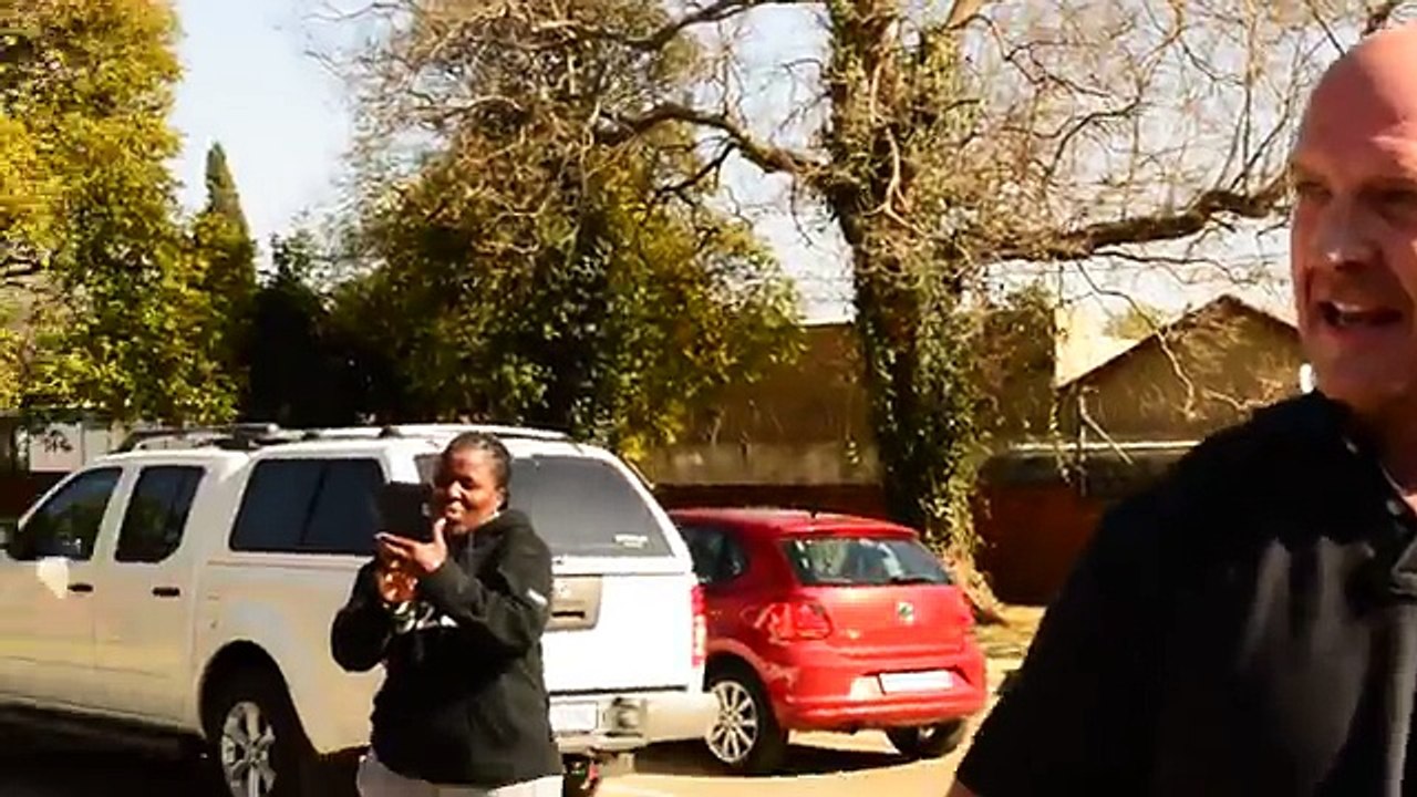 Non si vedono da due anni. Ecco la reazione del cane quando lo vede....