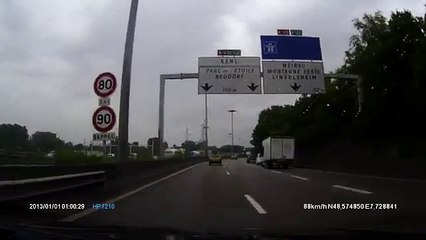 La twingo fini sur la glissière de sécurité.