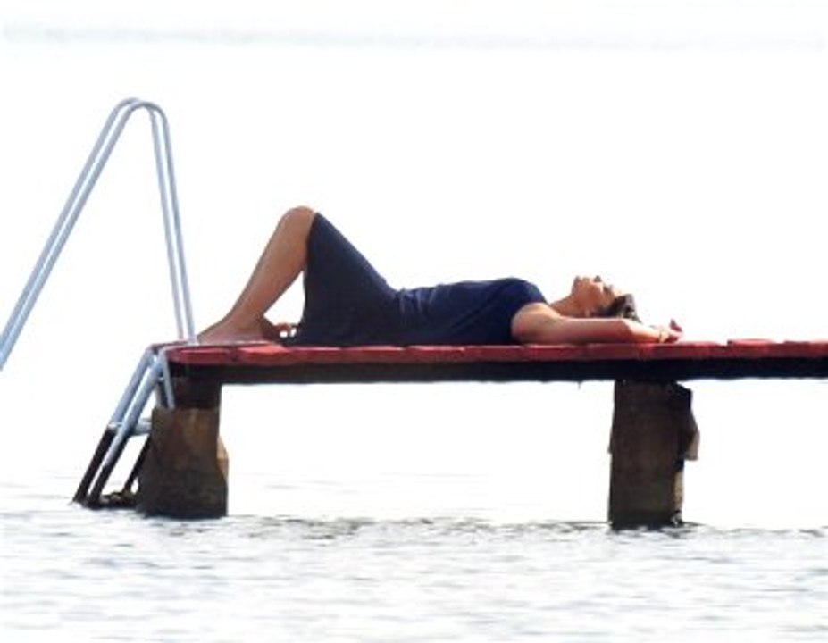 Nurgül Yeşilçay, Yeni Filmi İçin Gecelikle Sahile İndi