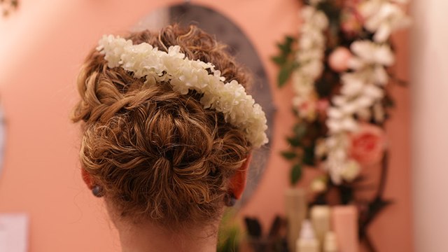Coiffure de mariage : notre tuto pour les mamans aux cheveux bouclés !
