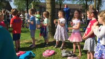De kinderen vermaken zich prima in het mooie weer - RTV Noord