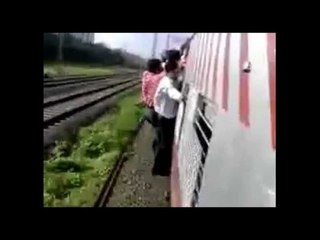 Viral Video_ Youth falls from Mumbai local, dies