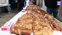 Degustación del Roscón de San Pedro en la Plaza Mayor de Valladolid.