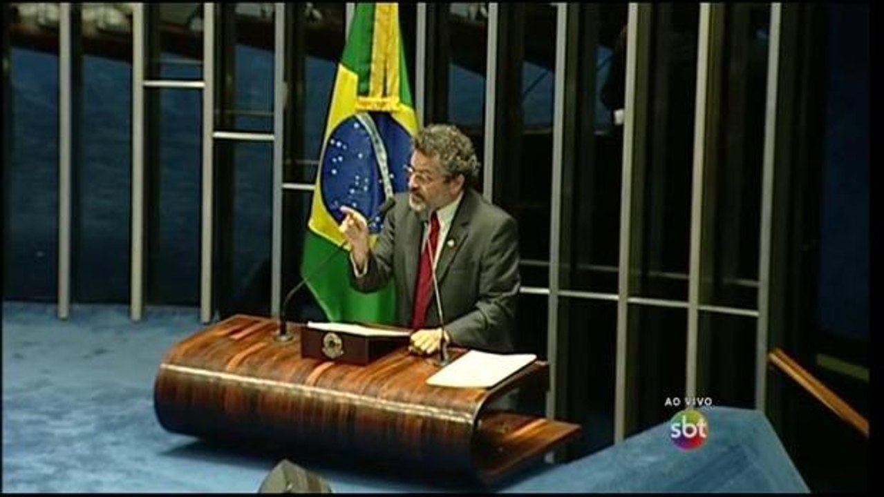 Sessão do impeachment avança pela madrugada