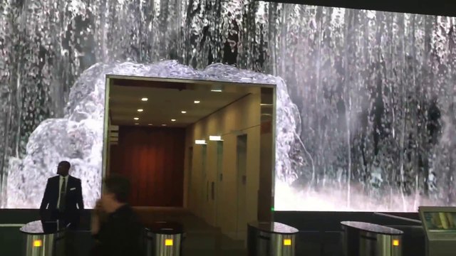 Un hall d'immeuble inondé d'une cascade.. sur écran géant !