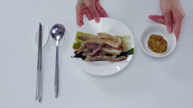 Des Coréens mangent de la bouffe pour chien sans savoir.. LOL