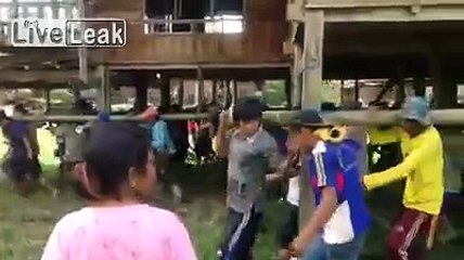 Ils déplacent une maison entière en la portant tous ensemble