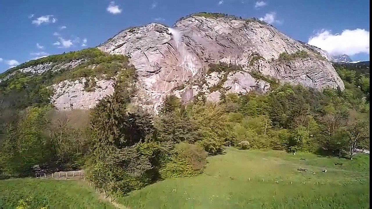 Super video!﻿ Awesome waterfall.