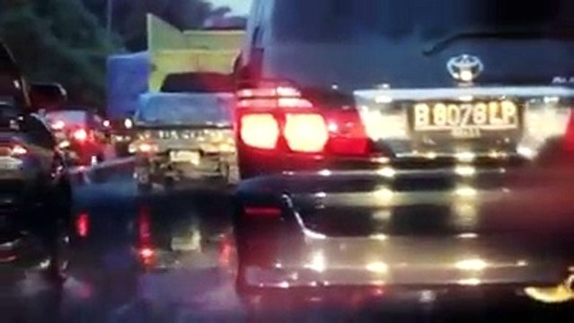 Pencurian Spion Mobil Mewah Terekam Kamera