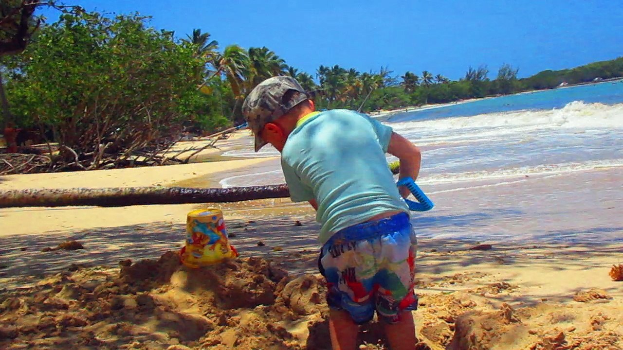 Ilan qui joue dans le sable