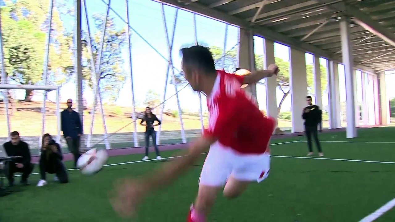 Benfica themed Boeing 777-300ER _ Emirates