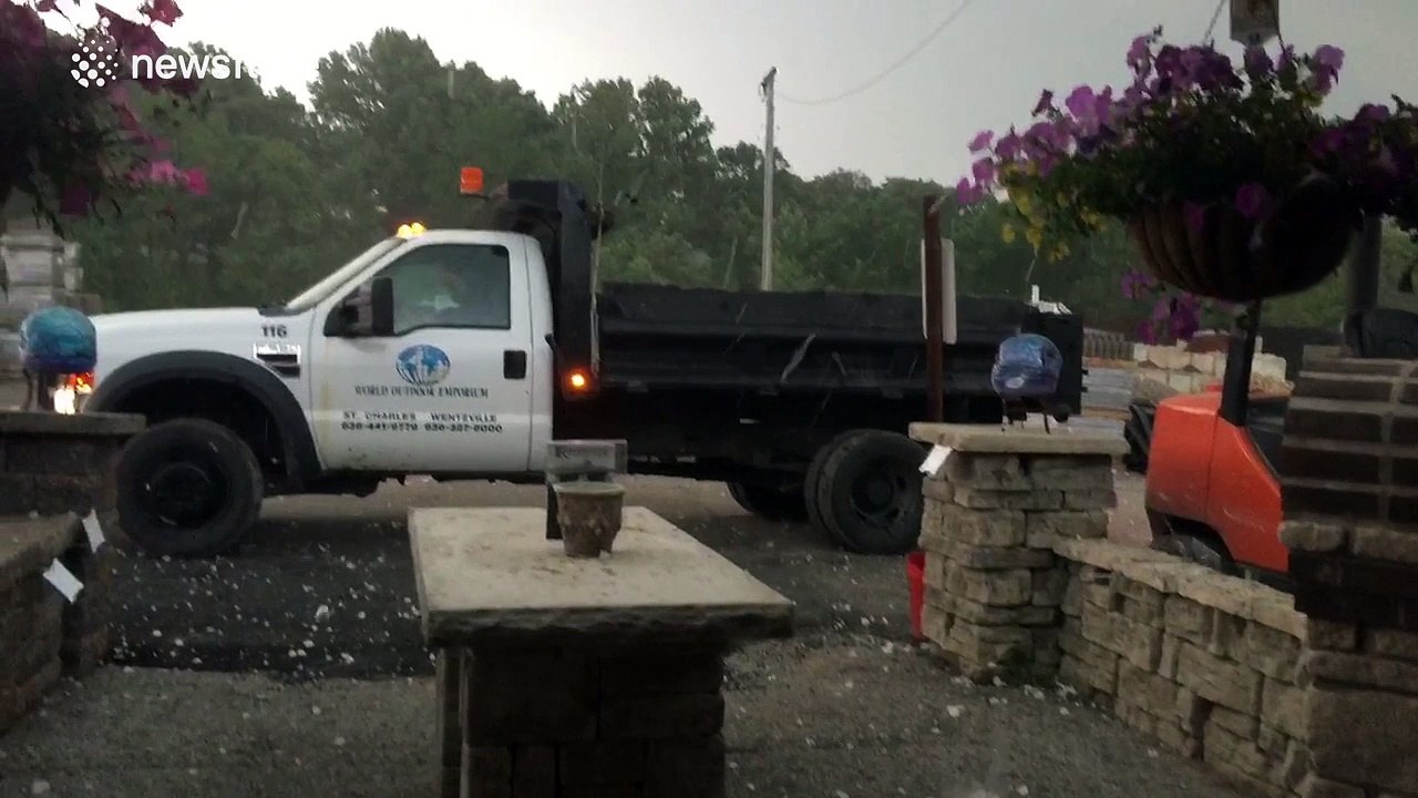 Golf ball-sized hailstones smash car windscreens in Missouri, USA