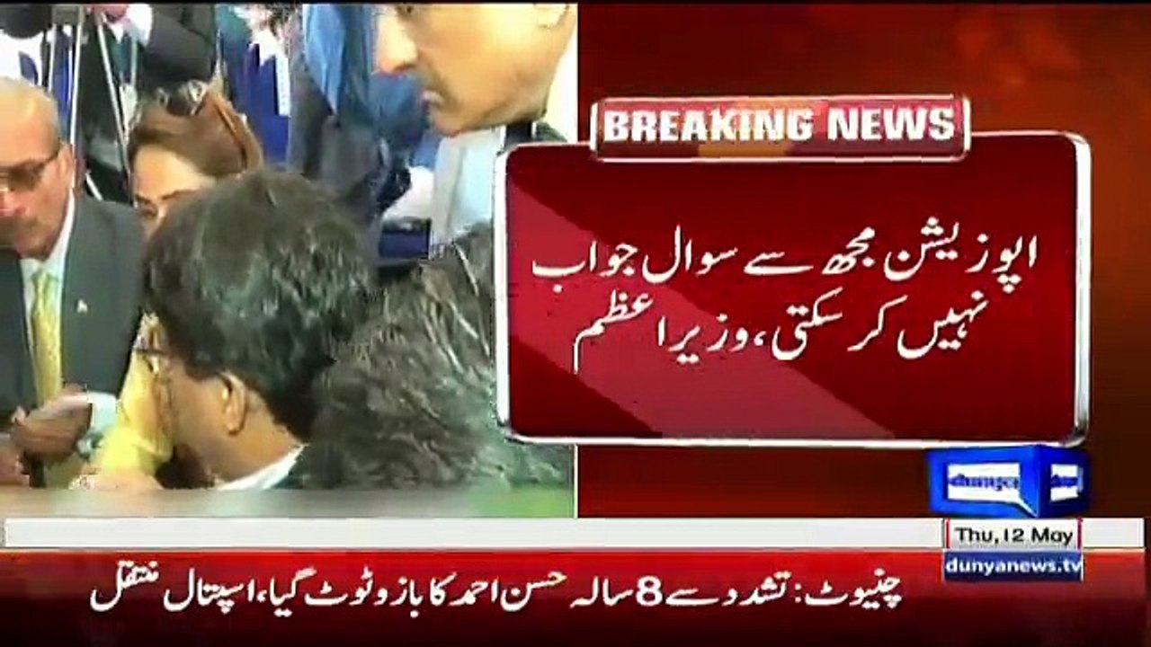 Look at reaction of Saleh Zafar _ Gareeda Farooqi when Nawaz Sharif makes fun of Imran Khan