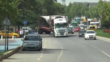 60 Metrelik Türbin Kanadı Özel Yapım Tırlarla Taşınıyor