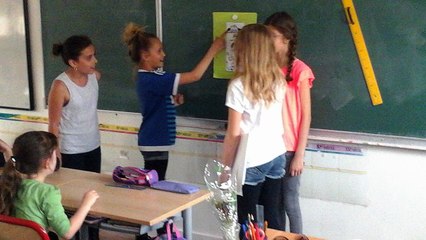 Semaine des langues 2016: les CM2 chantent avec les CM1.