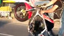 Stant Threesome on a motorbike-Стант втроем на мотоцикле