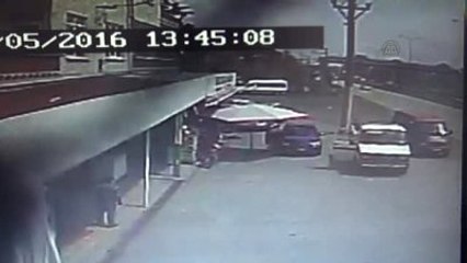 Otomobil Park Halindeki Minibüse Çarptı: 3 Yaralı