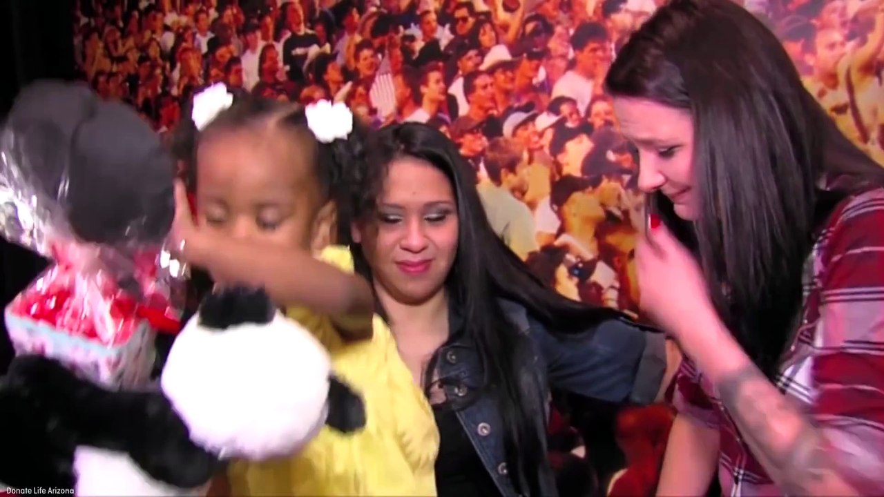 Trois Ans, Après Le Décès De Son Fils, Une Petite Fille Lui Demande De Bien Tendre L'oreille, Mais Quand Elle Entend Cec