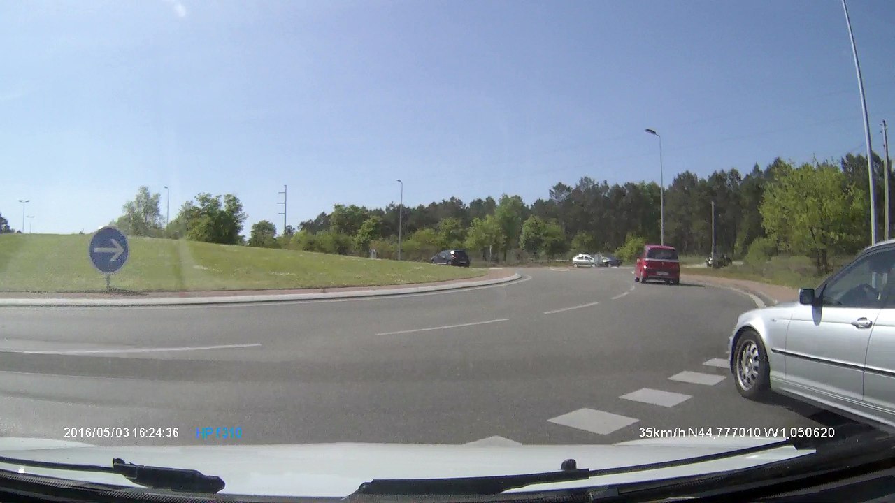 rond point andernos les bains , voiture coupe la route dans le rond point