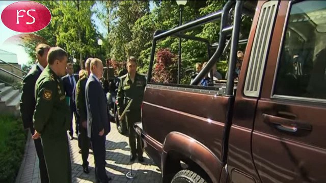 Владимир Путин осмотрел новейшие образцы военной техники