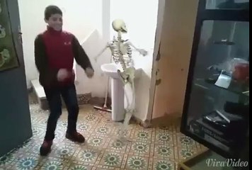 ههههه طفل يرقص افضل من الهيكل العضمي